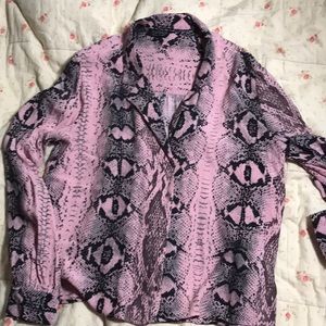 Super cute v neck button up!